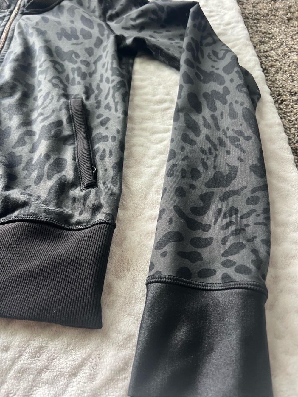 Lululemon Women’s Namasker Hooded Jacket Animal Swirl Deep Coal Black | Size 2 - Picture 5 of 14